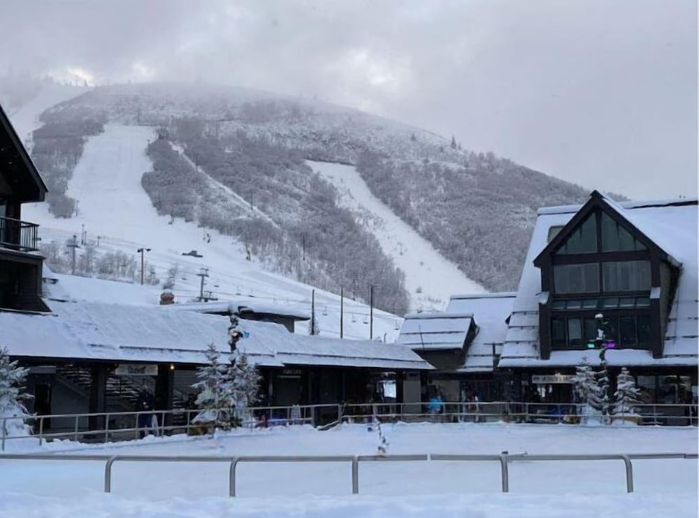 2BR Resort Plaza 5022 Slope-Side Park City Condo, Ideal for Families & Couples