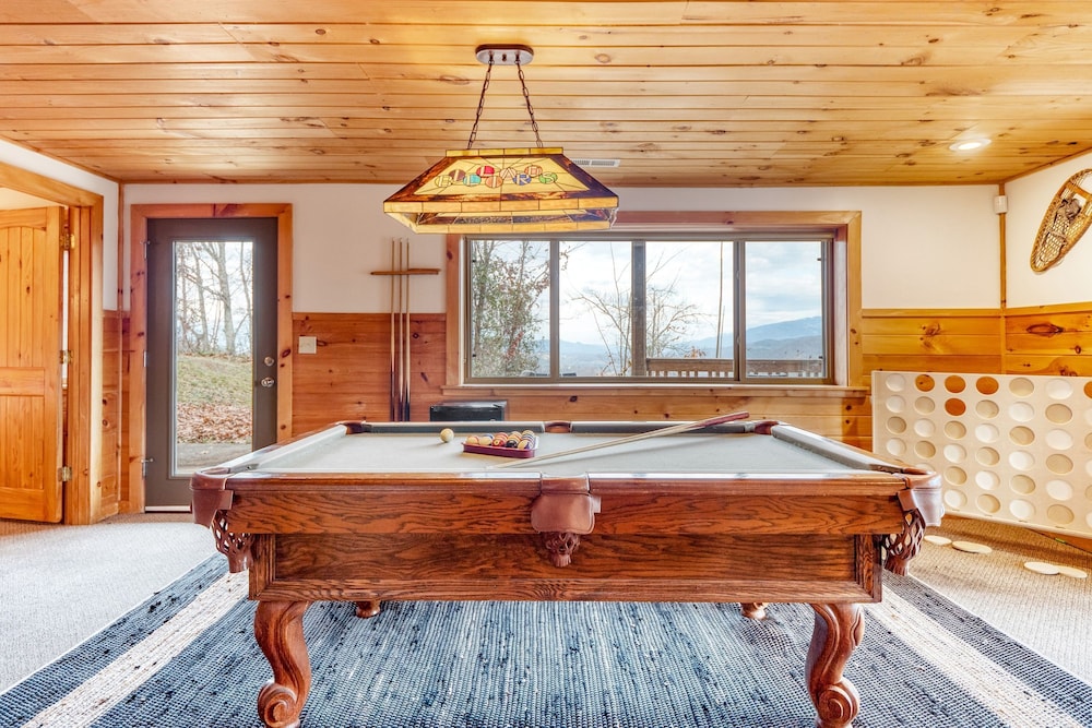 Chestnut by Avantstay Mountain Cabin w Treetop Views Hot Tub Game Room