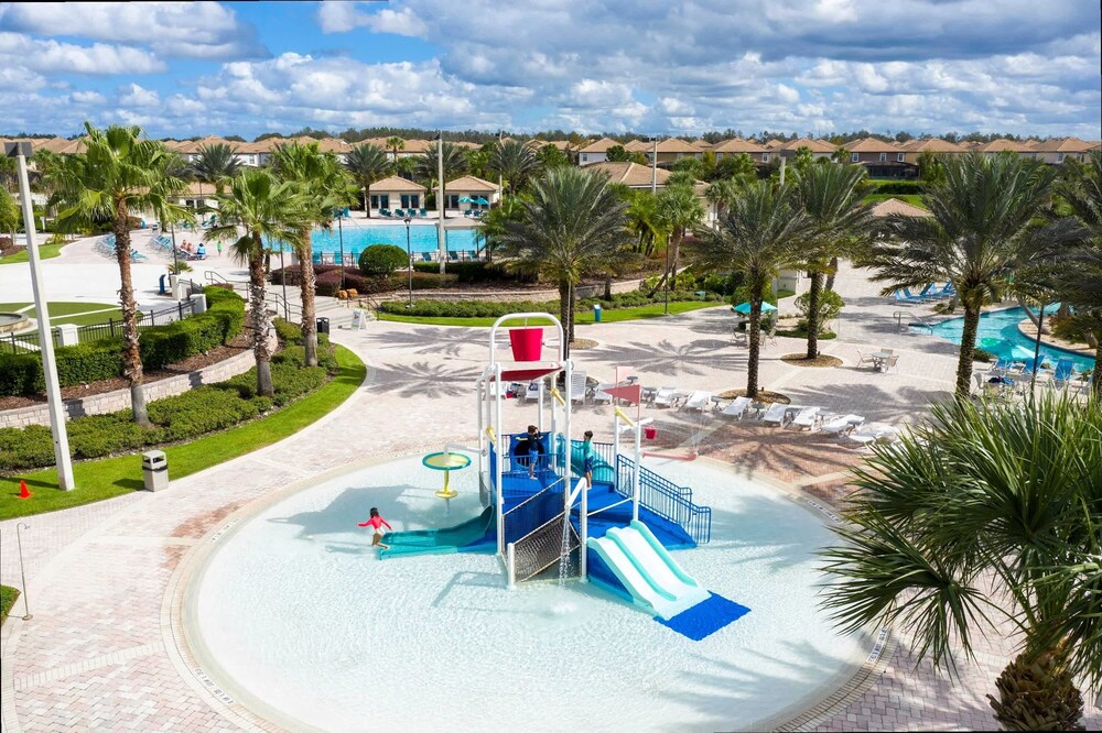 Stylish 4Bd w Lake View Pool Kids Themed Room
