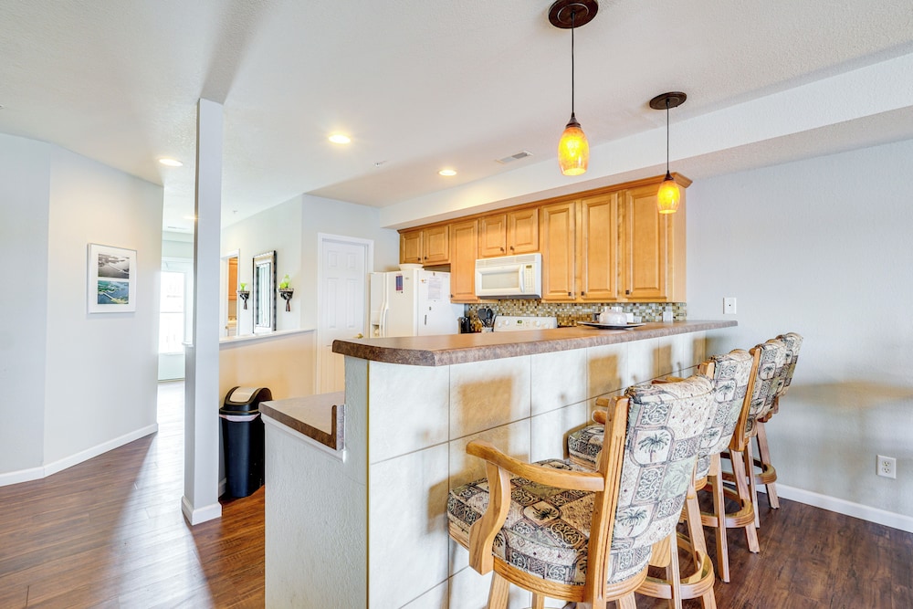 5th-floor Lakefront Condo: Elevator + Pool Access!