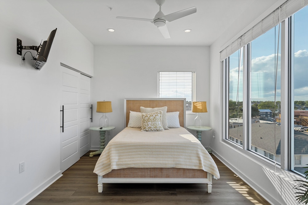 Boardwalk Pent House by Carolina Retreats