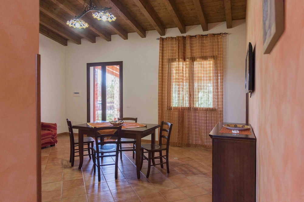 House Surrounded by Olive Trees en Sciacca — dining
