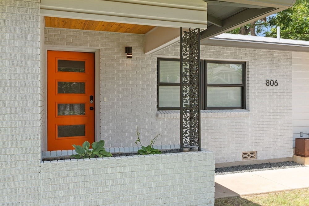 Zander Haus 3 Bedroom Home by RedAwning