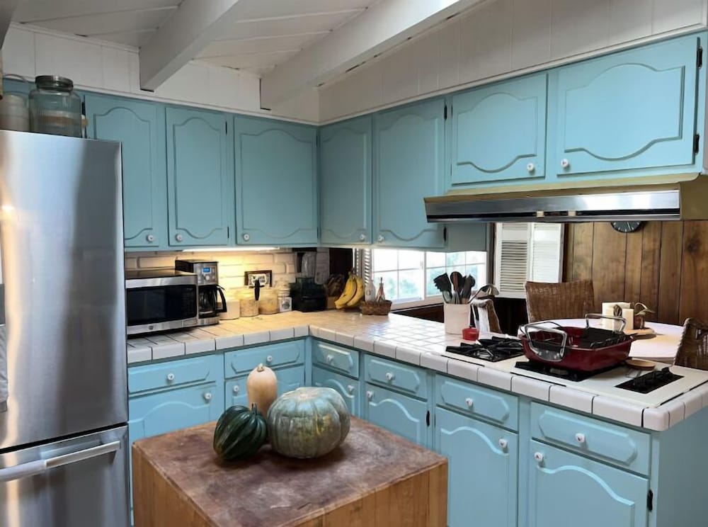 New Cozy Studio 2 Queen Beds, Kitchen Walk to Water