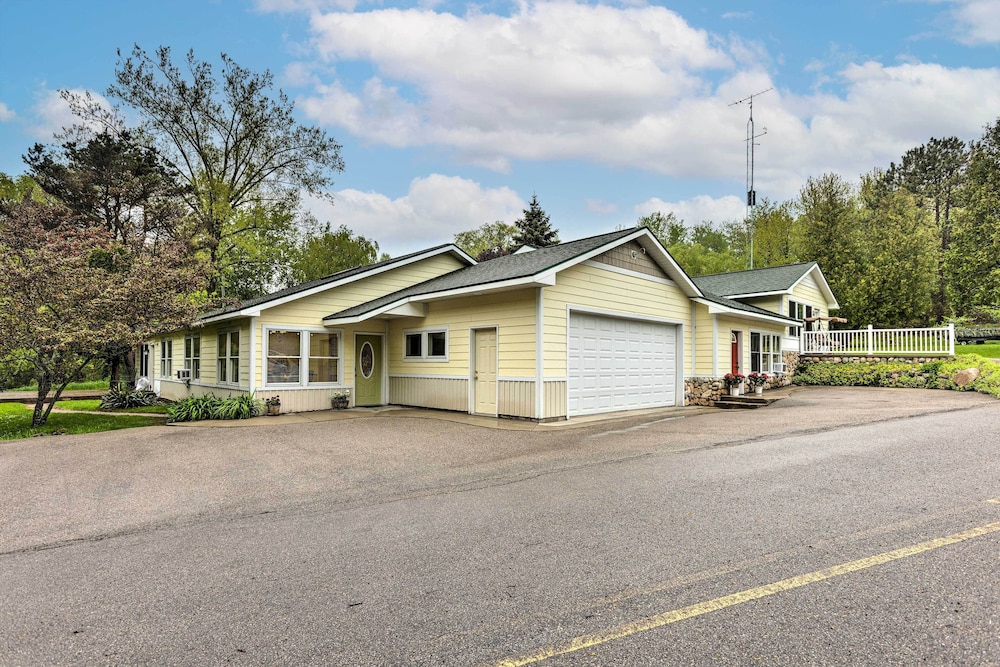 Charming Retreat Near Downtown Frankfort & Beaches view 2