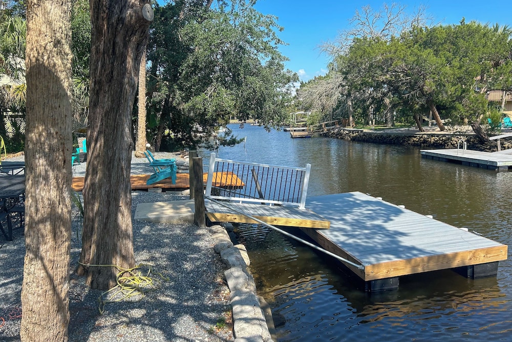 Outdoor Oasis: Canal-front Home in Crystal River
