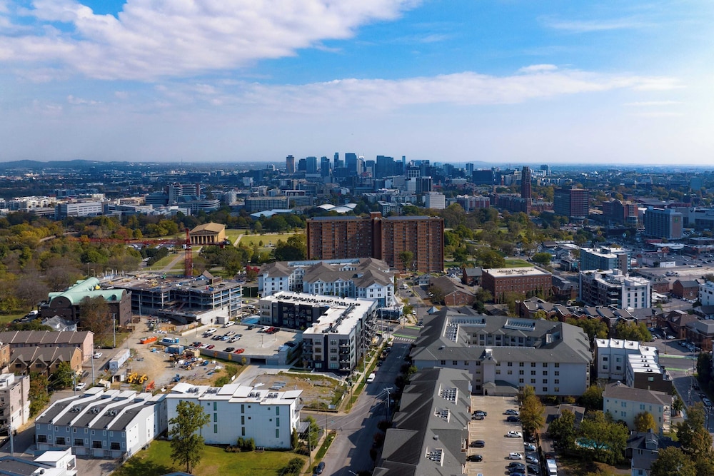 Sleeps 24 4 Modern Midtown Apartments w/ Gym + Pool Walkable to Shops & Eats