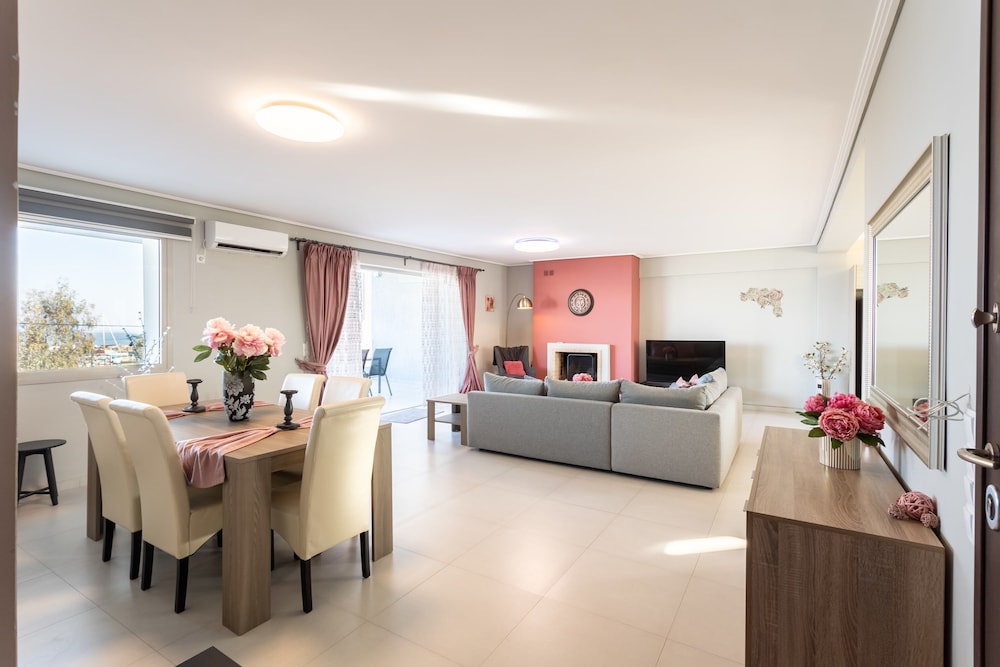 Beachfront Artemida Retreat - Peony Seabreeze Gem