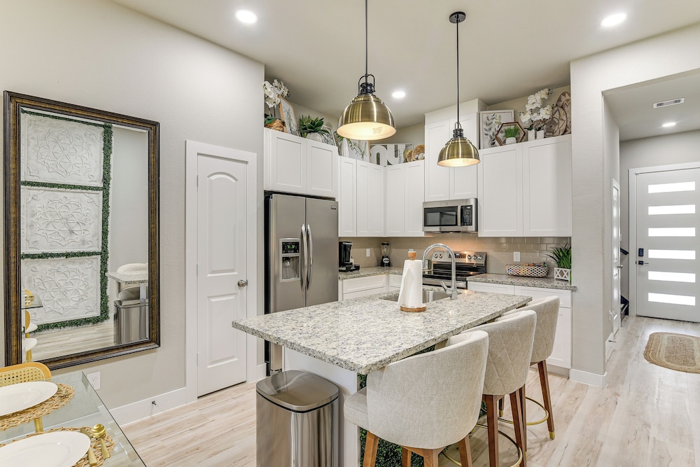 Private Patio & Yard: Houston Retreat Near Golf!