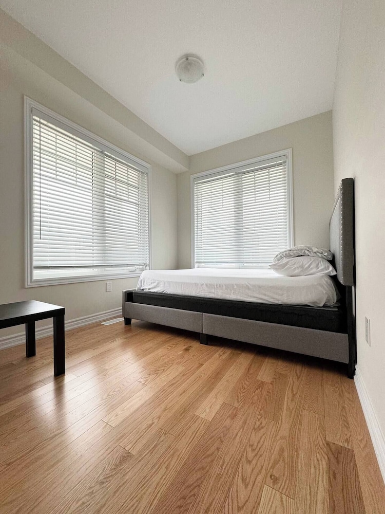 Brand New 5 Bedroom Home in West Niagara