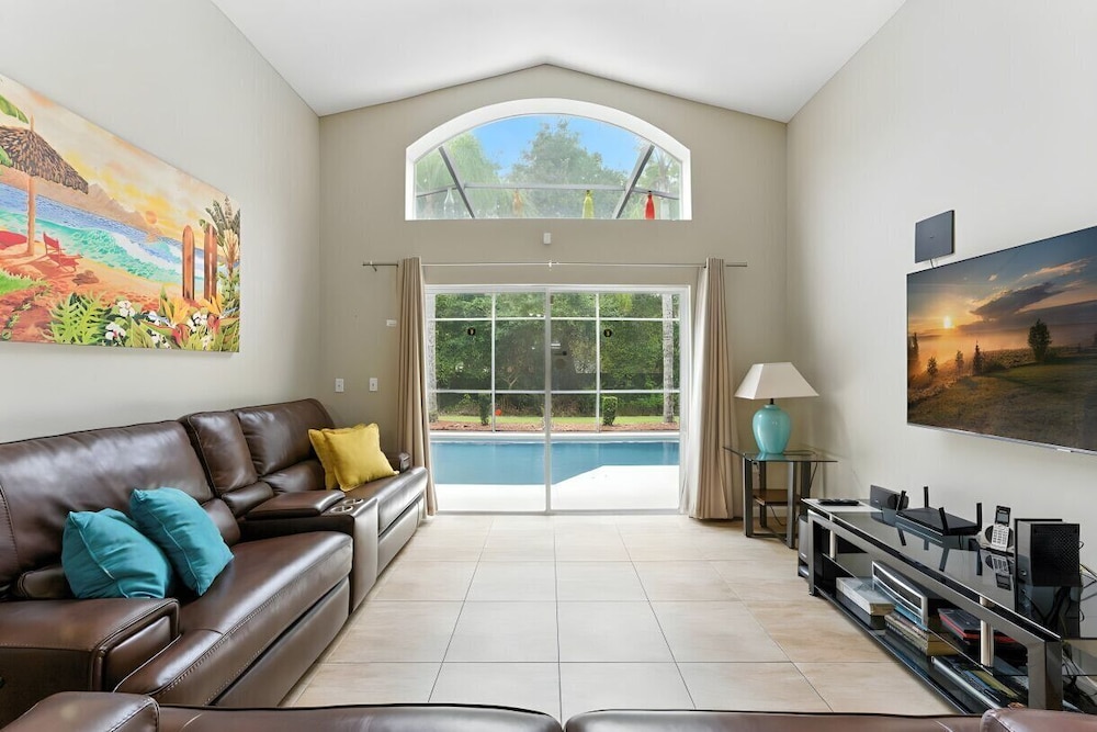 Cozy 4BR Villa w/ Priv Pool Lake Berkley Resort