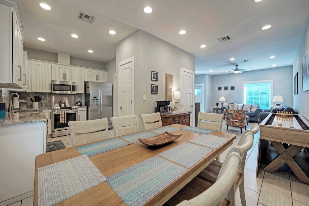 Villa La Isla Family Condo With Pool, Near Corpus Christi's Best Beaches & Dining