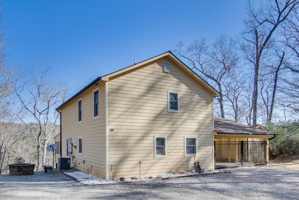 Furnished Deck + Mtn Views: Rutherfordton Home view 3