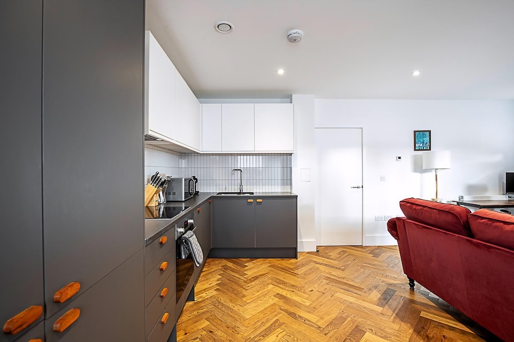 Chic Crystal Palace Flat with Balcony & Workspace