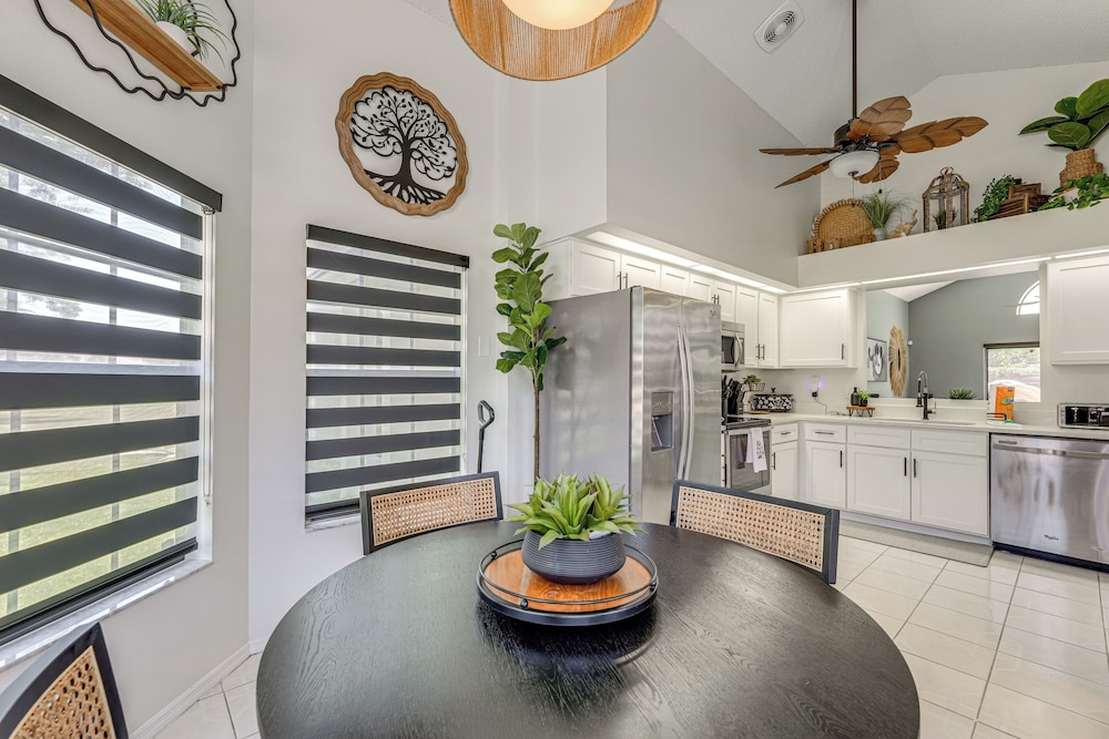 Hot Tub & Movie Theater: Family Oasis in Kissimmee