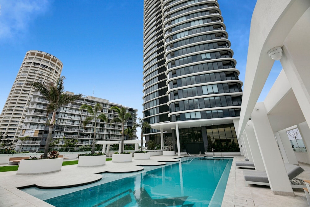 Oceanfront 2-bed With Spectacular View Pool & Gym