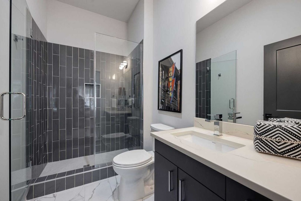 Sleeps 42 7 Modern Midtown Apartments w/ Gym + Pool Walkable to Shops & Eats