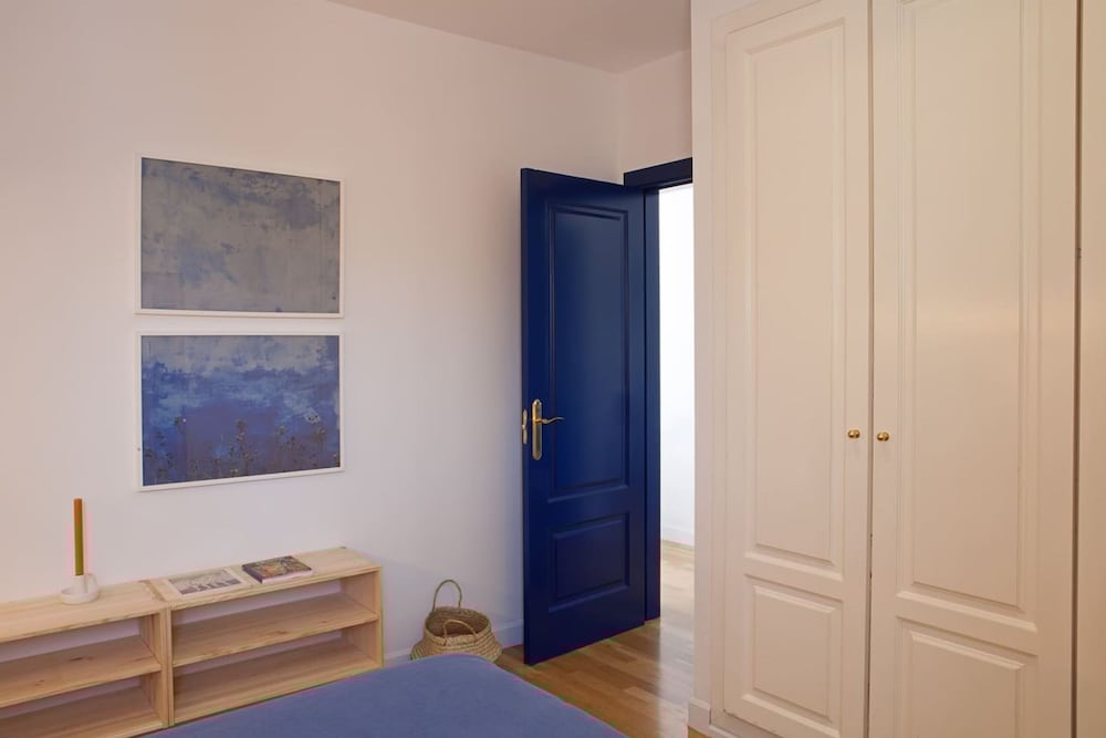 Perissa - 2 Bedrooms and Terrace in Trafalgar