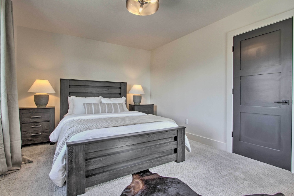 Modern & Newly Built Cabin: Ski, Fish, Hike! view 3