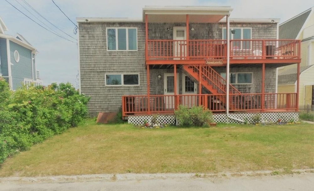 Sea Breeze - W007 Wonderful Beachfront Property For The Whole Family 2 Bedroom Home by RedAwning - Property Image 2