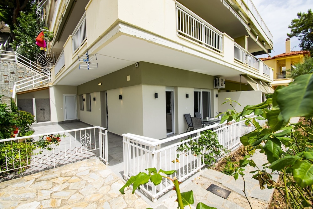 Eleni Seafront Apartment by Rentalspro