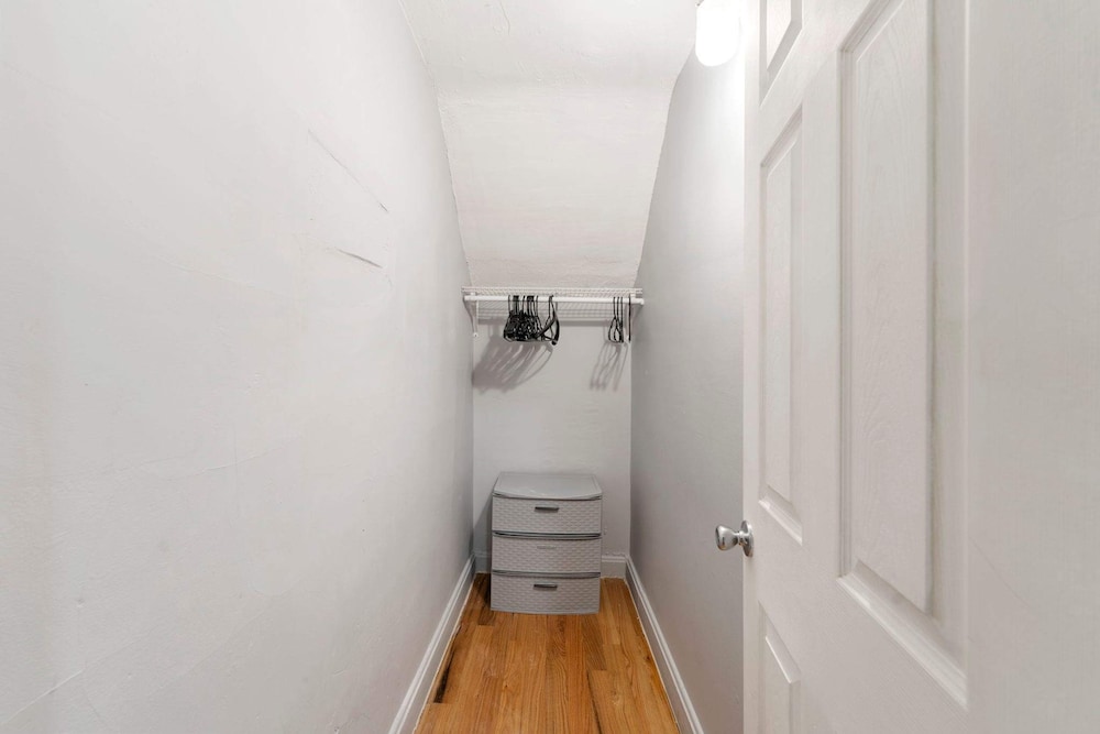 Cozy 2 Bed Home by West Loop With Parking Laundry
