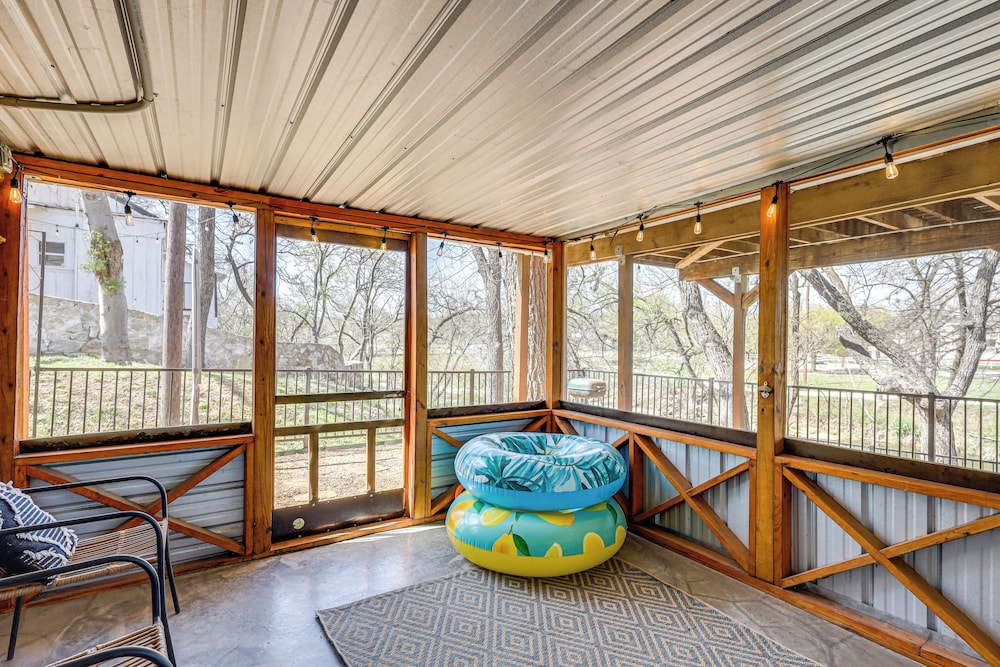 Creekside Cottage w/ Deck & Hot Tub in Belton