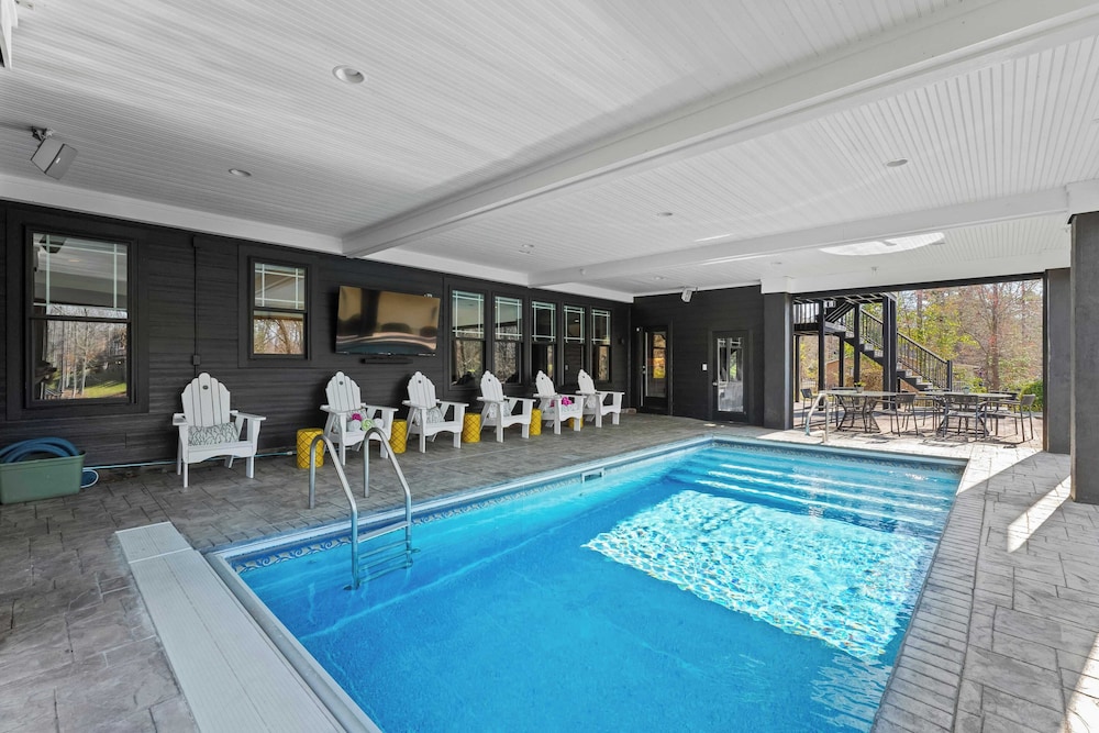Luxury Lakefront Stay Private Dock, Indoor/outdoor Pool The Retreat