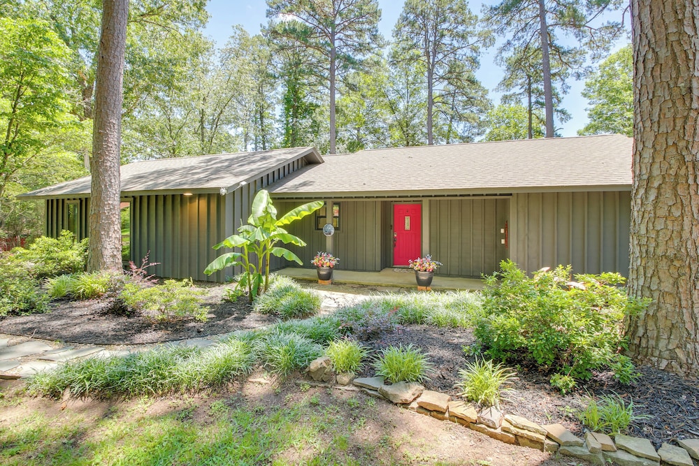 Secluded Lake Hamilton Access: Hot Springs Home