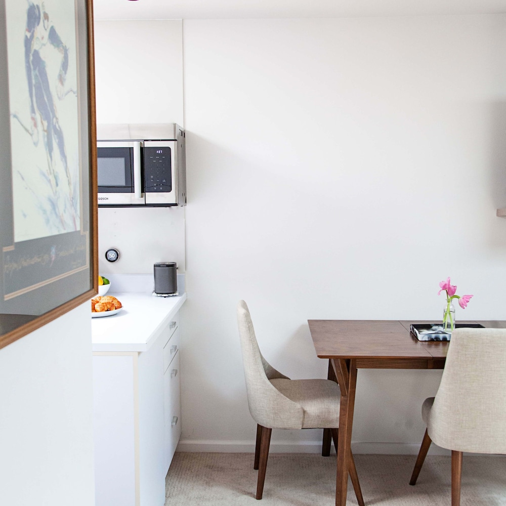 Cooper Crest by Rove Travel 1BR Condo w Balcony view 3