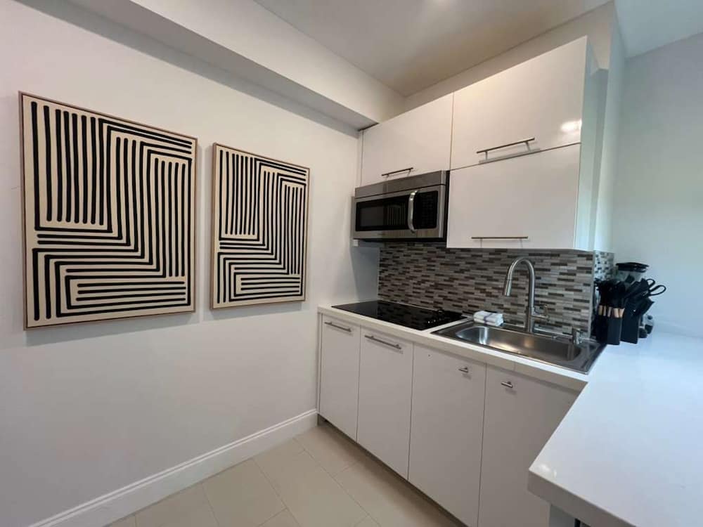The Modern Oasis Queen Studio With Kitchen