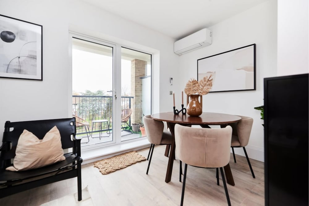 Wembley Vacations - The Wembley Park Corner - Classy 2bdr Flat With Balcony - Property Image 3