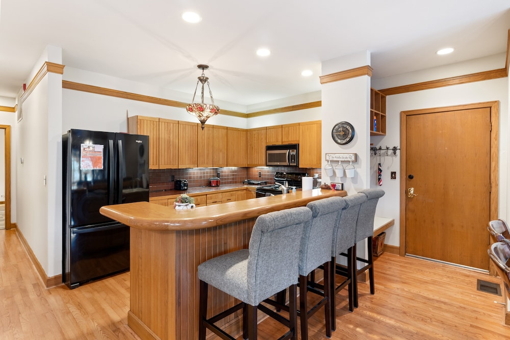 Stunning Lake Views, Pools, Wildlife, Pet-friendly