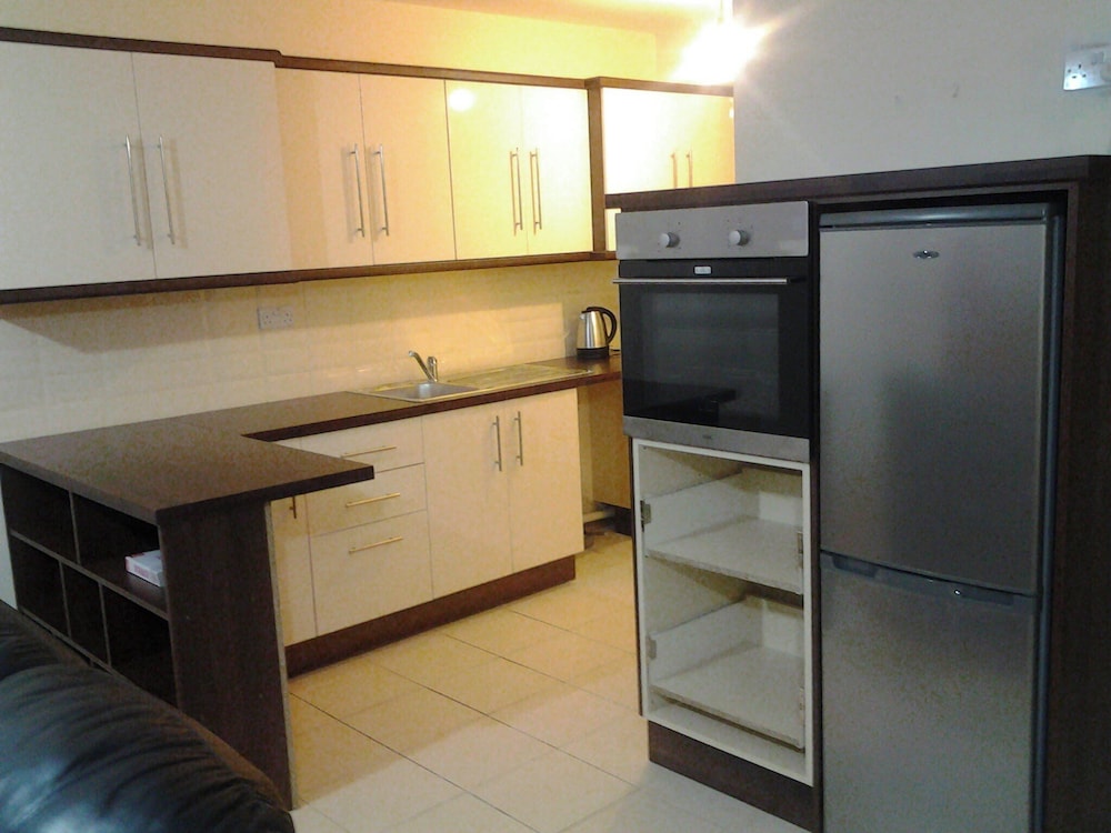Galway 2-bed Apt, Sleeps 4, 5-min Walk to Station