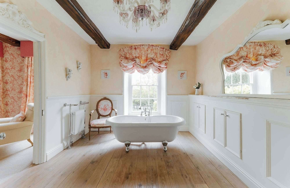 Ormesby Manor - 8 Beds - Sleeps 16 - Hot Tub