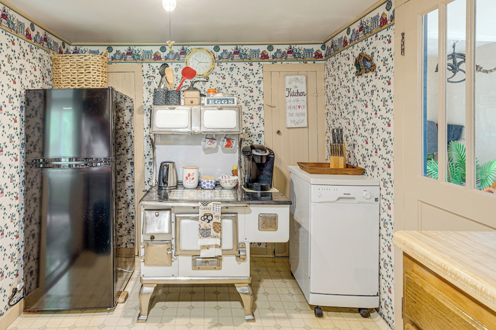 2 Mi to Hiking Trails: Cozy Fayetteville Cottage!
