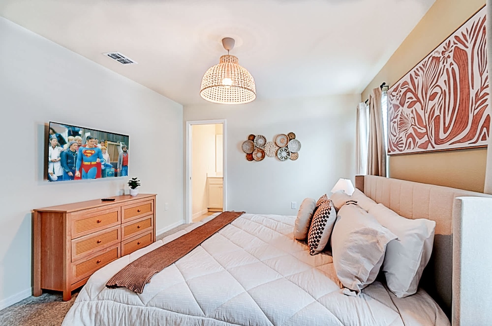 15807 Luxury 8 Bedroom Family Home With Game Room