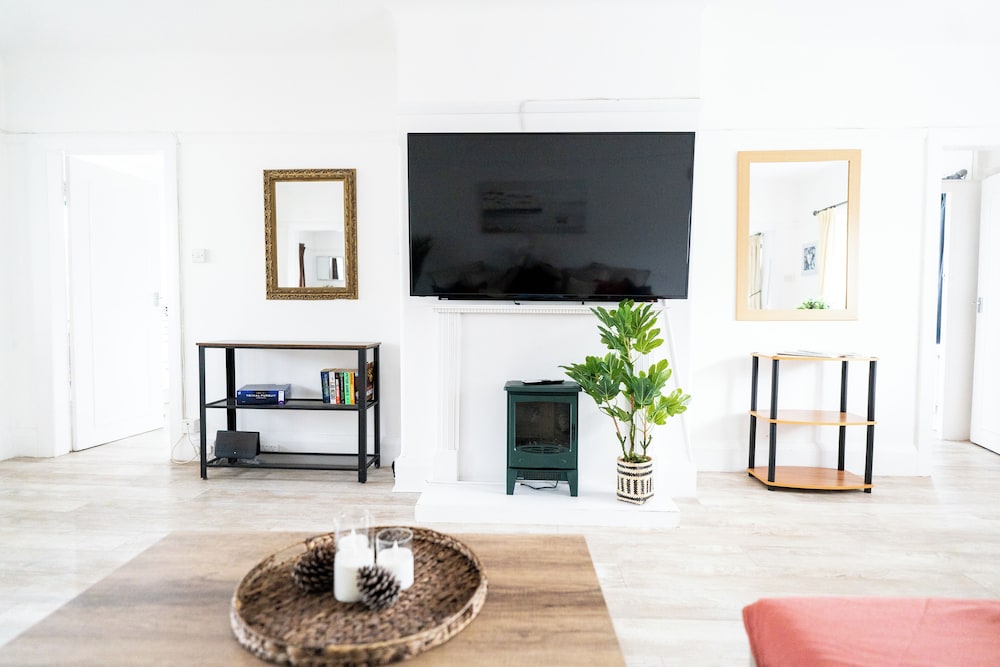 Stunning 3 Bed Home in Sandbanks
