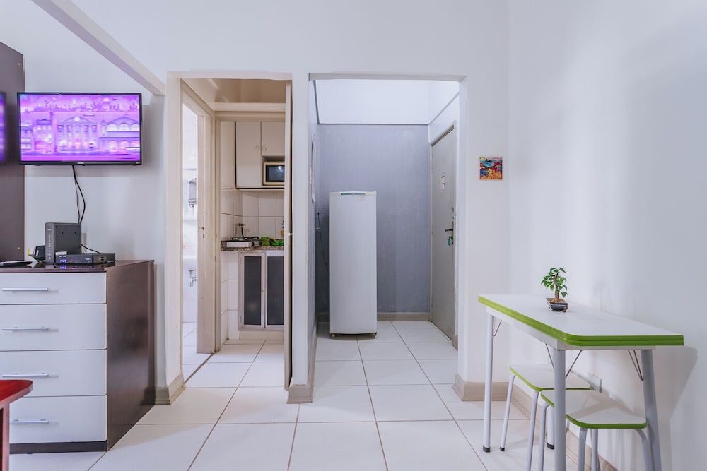 Studio com Wi-fi e Ar a 45m da Praia de Copacabana