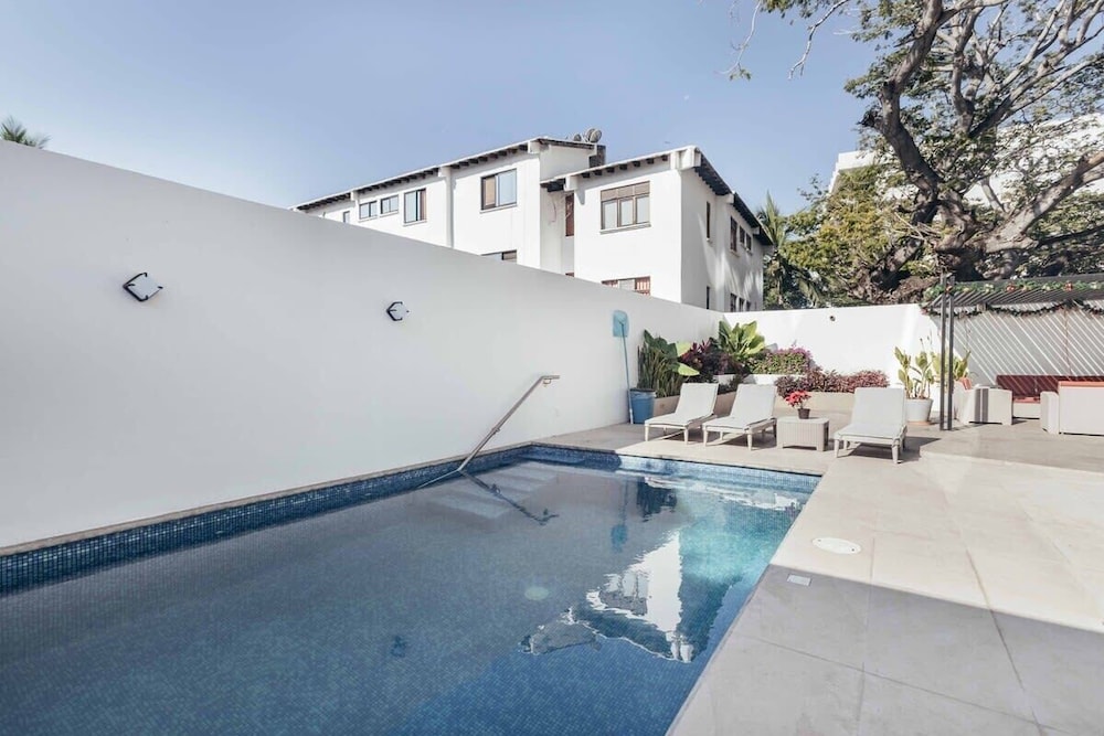 Cozy 2BR House 2 min to the Beach - Pool - Terrace