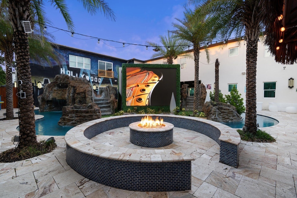 20 Bedroom Hollywood Themed Mansion Private Pool+Lazy River 20 Home