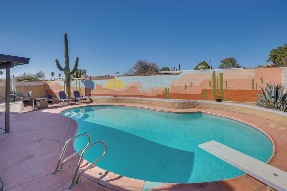 5 Mi to Saguaro National Park: Desert Gem w/ Pool!