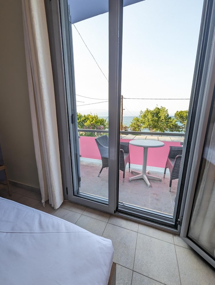 Okeania Seafront Rooms in Kamena Vourla