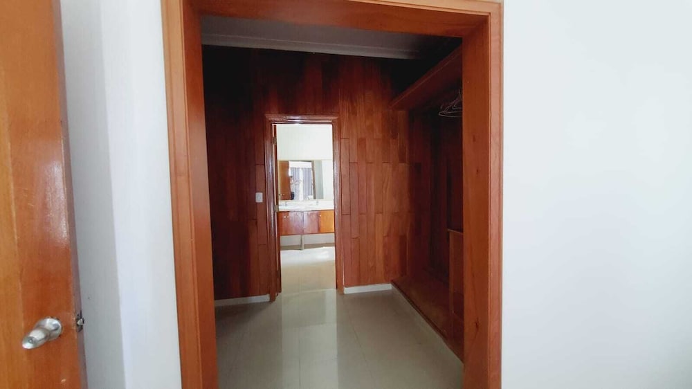 2 Minutes Walk to Beach Huge 3 bdrm Condo with Pool