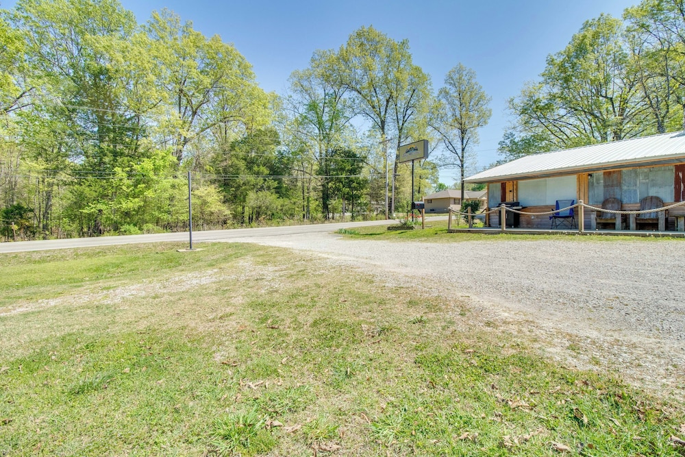 Half-mi to Bull Shoals Lake Access: Angler's Cabin