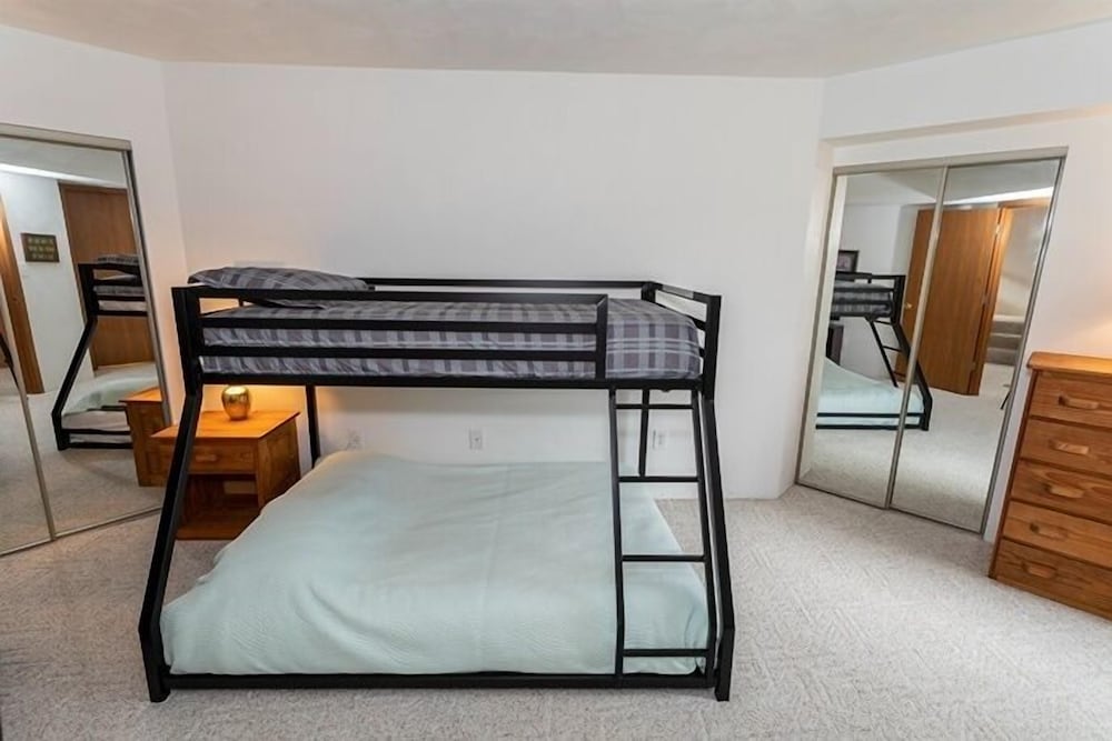 Seven Springs 2 BR Deluxe Condo with Loft, Mountain Views by RedAwning view 2