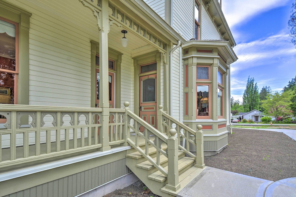 Historic, Victorian Villa w/ Park On-site view 5