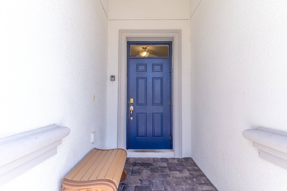8907 Champions Gate