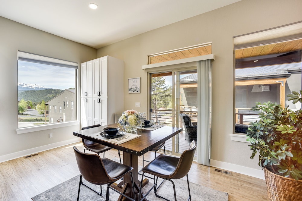 Dtwn Woodland Park Townhome w/ Covered Deck