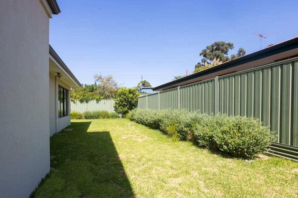 Spacious 4 Bedroom Family Home With Patio and BBQ